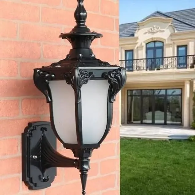 Vintage-style Outdoor Wall Sconce
